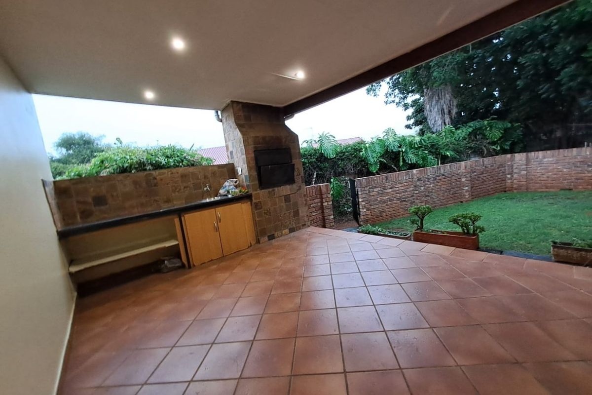 Spacious Four Bedroom Townhouse in Wonderboom - Photo 4