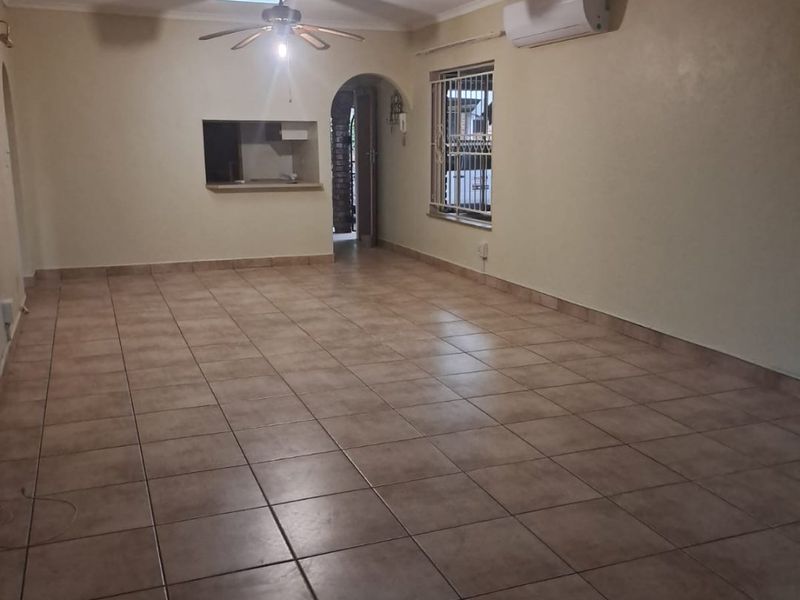 Spacious Four Bedroom Townhouse in Wonderboom - Photo 9