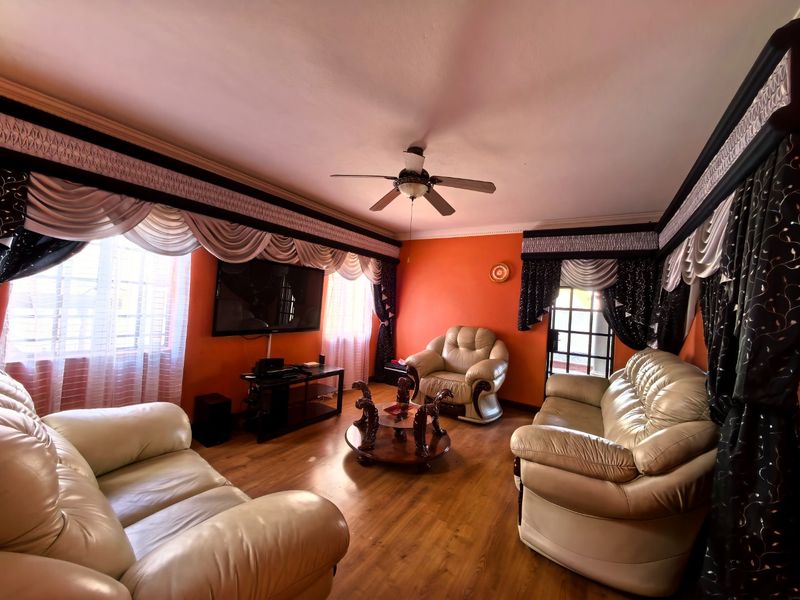 Entertainer’s Dream Home in Montana Gardens - Photo 3