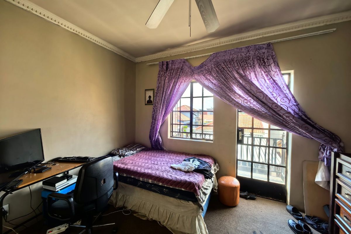 Entertainer’s Dream Home in Montana Gardens - Photo 4