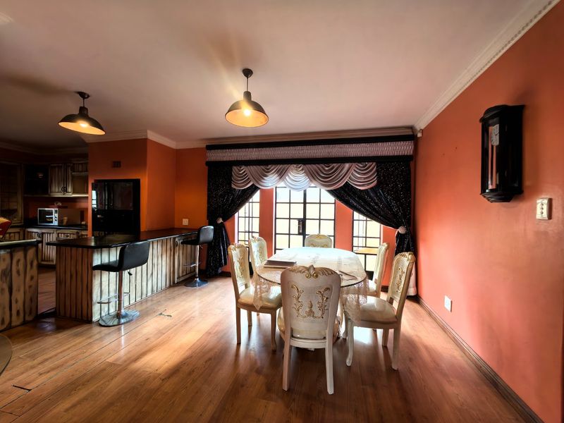 Entertainer’s Dream Home in Montana Gardens - Photo 8