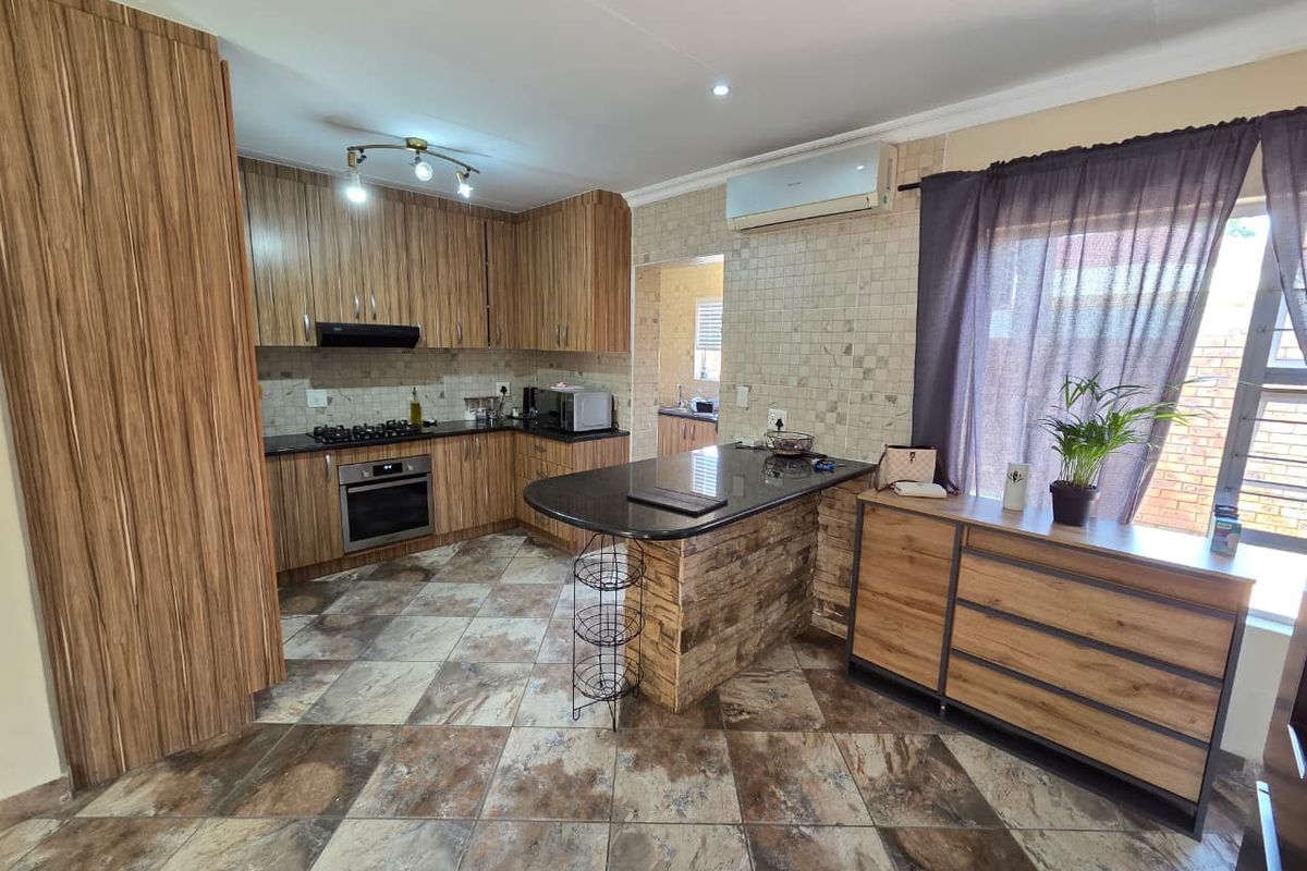 Secure Estate Living With Entertainment Features - Photo 2