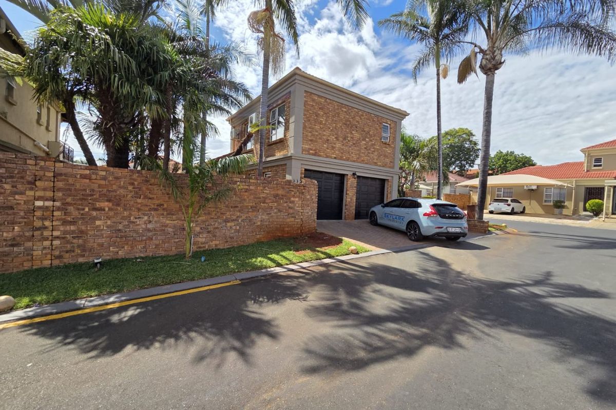 Secure Estate Living With Entertainment Features - Photo 5