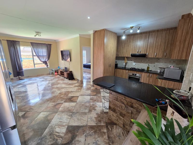 Secure Estate Living With Entertainment Features - Photo 3