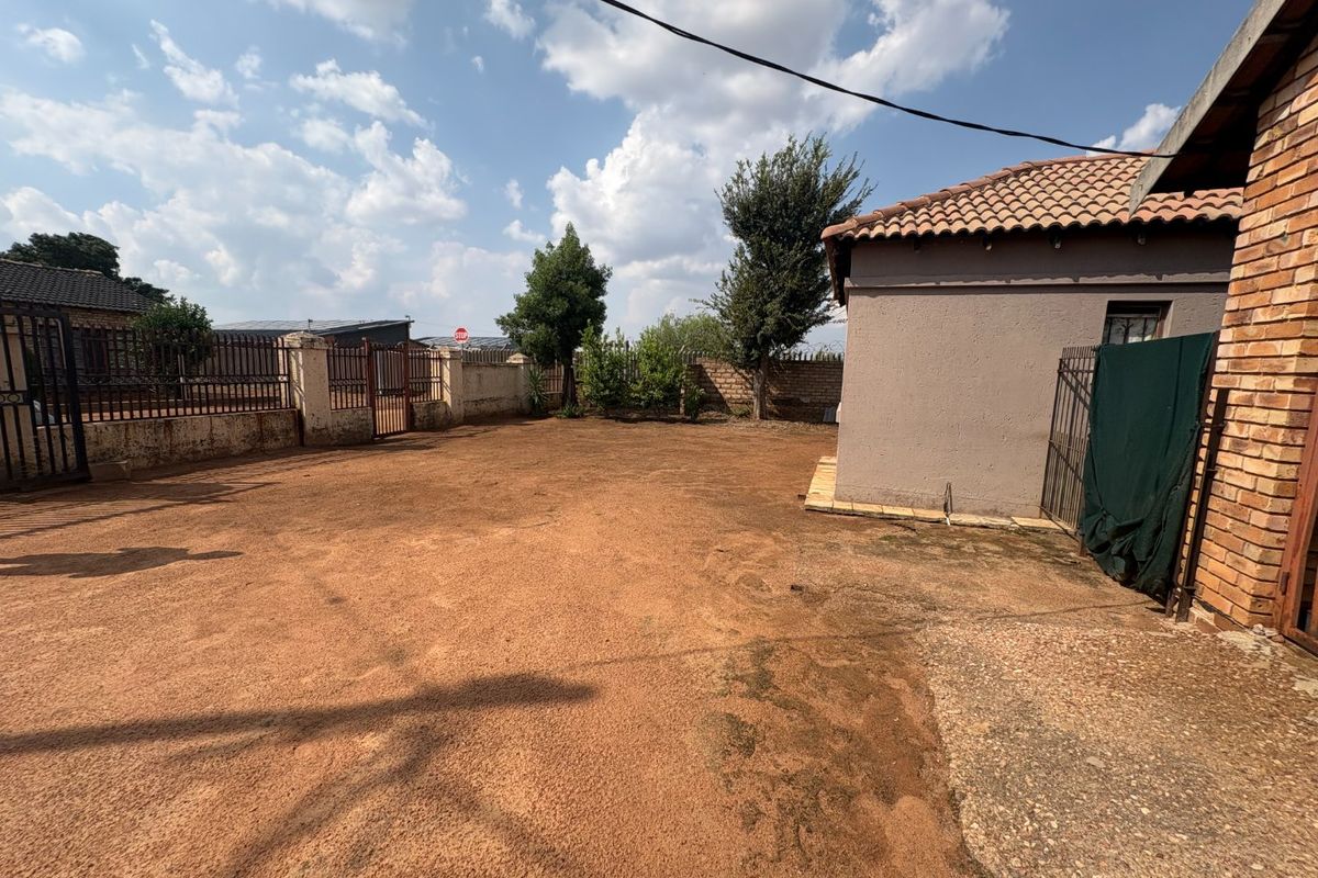 3 BEDROOM , 2 BATHROOM, FLATLETT AND TUCK SHOP - Photo 3