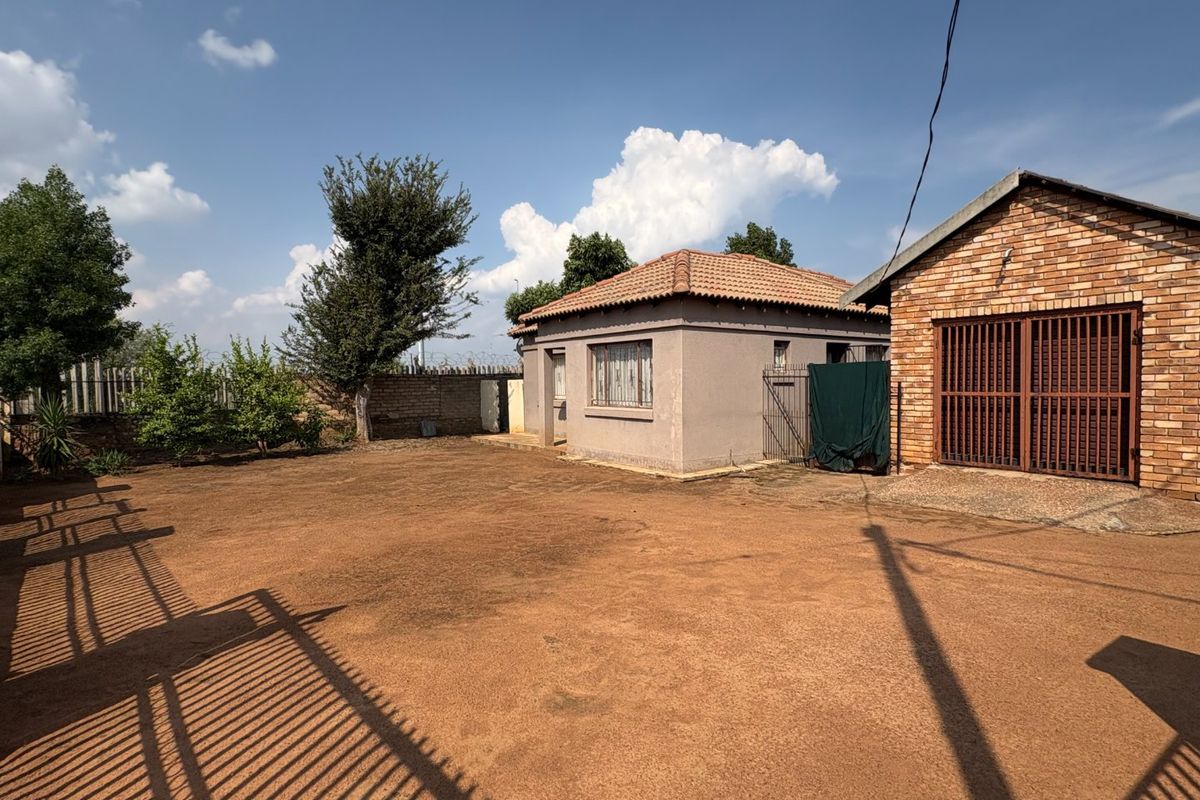 3 BEDROOM , 2 BATHROOM, FLATLETT AND TUCK SHOP - Photo 2