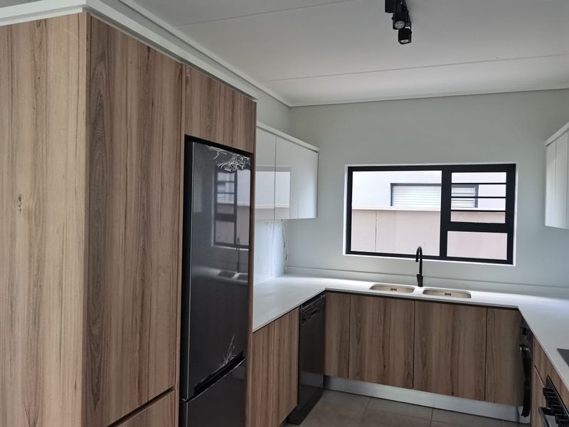 Modern 3 Bedroom Garden Apartment to rent in Munyaka Waterfall City Midrand  - Photo 2