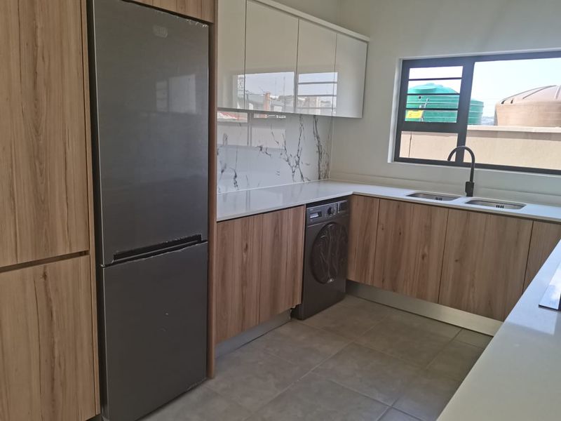Modern 3 Bedroom Garden Apartment to rent in Munyaka Waterfall City Midrand  - Photo 3