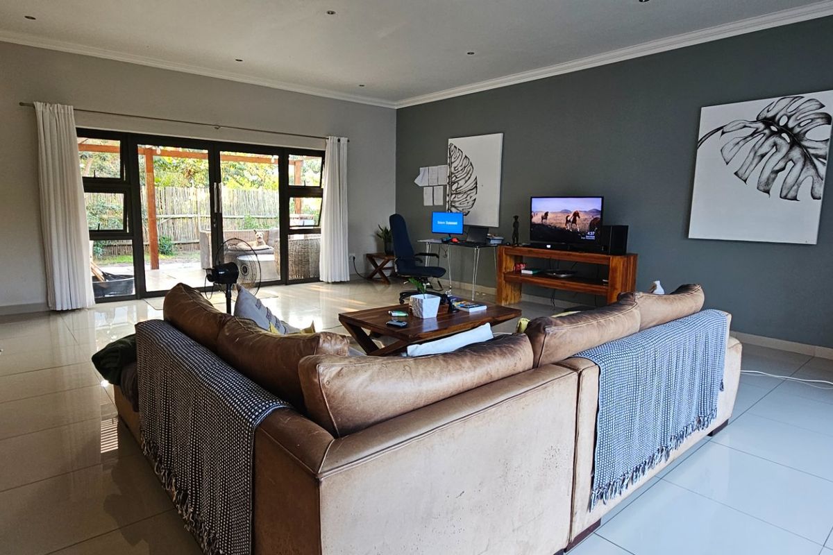 Modern Family Abode  - Photo 2