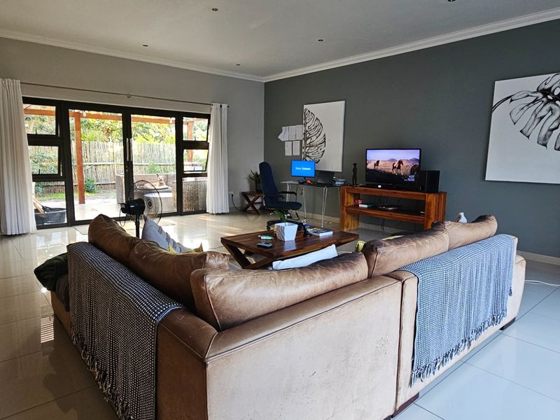 Modern Family Abode  - Photo 2