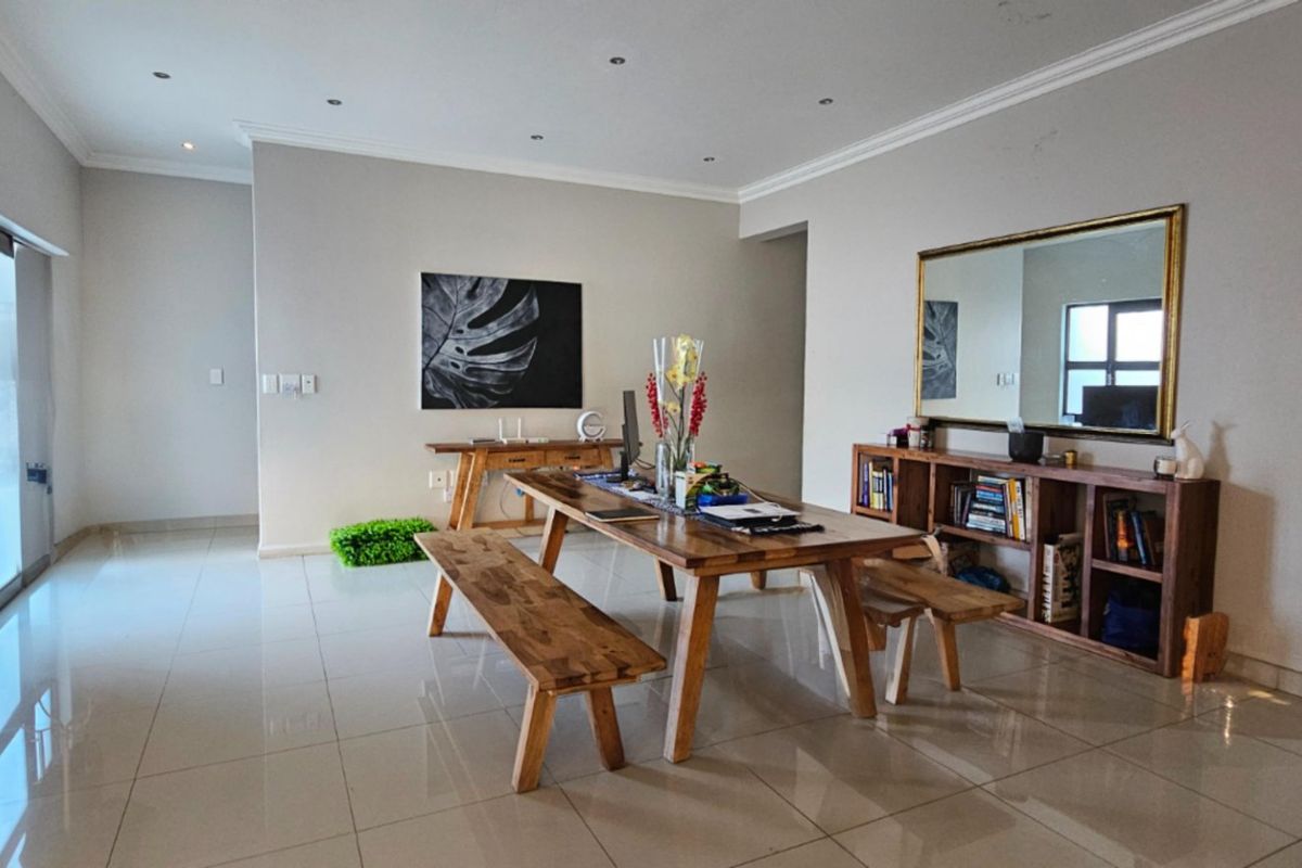 Modern Family Abode  - Photo 4