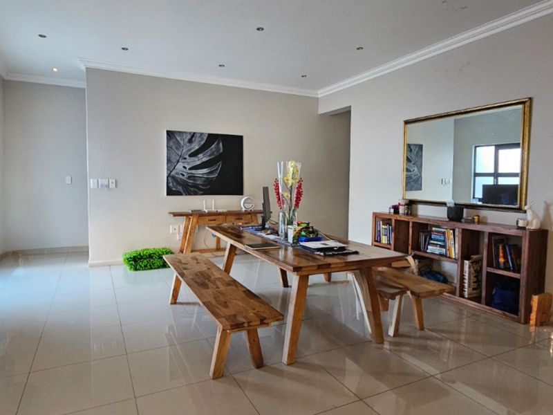 Modern Family Abode  - Photo 4