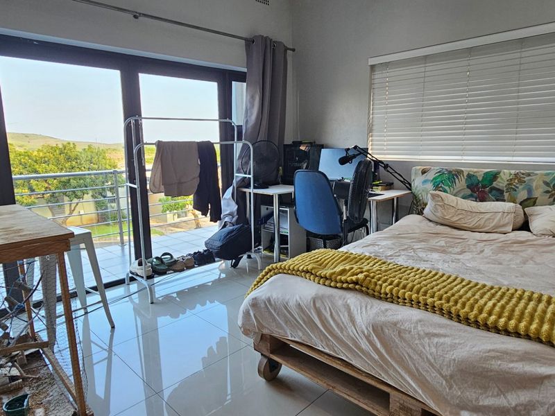 Modern Family Abode  - Photo 9