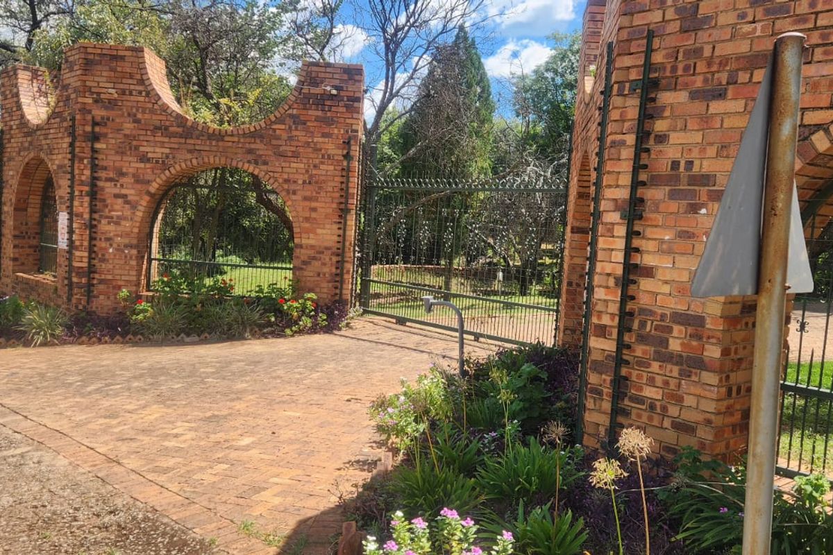 Prime 21-Hectare Farm with Multiple Dwellings & Income Potential An exceptional opportunity– Kameelfontein - Photo 3