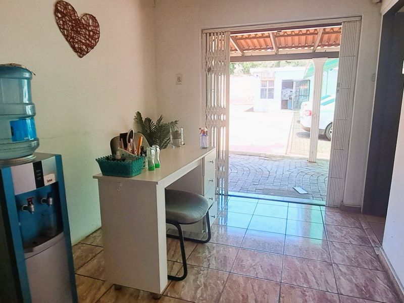 Prime Branding Opportunity | Massive Street Frontage | Windermere/Stamford Hill - Photo 7