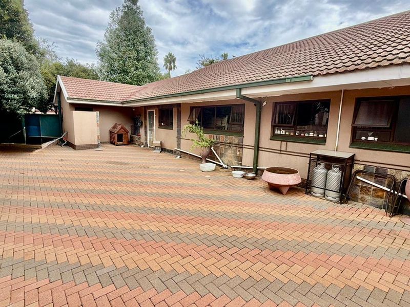 4 Bedroom House for sale in Stilfontein  - Photo 10