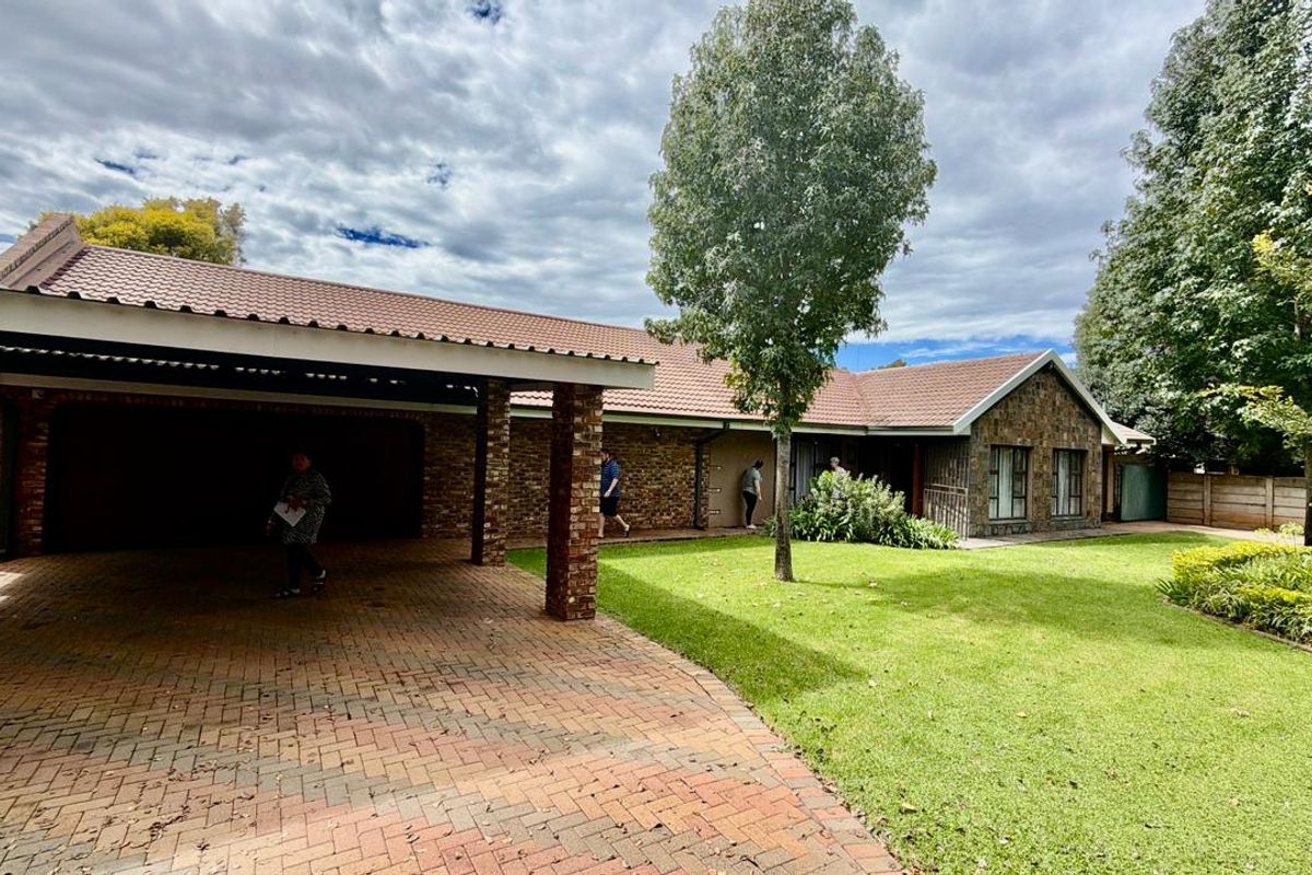 4 Bedroom House for sale in Stilfontein  - Photo 2
