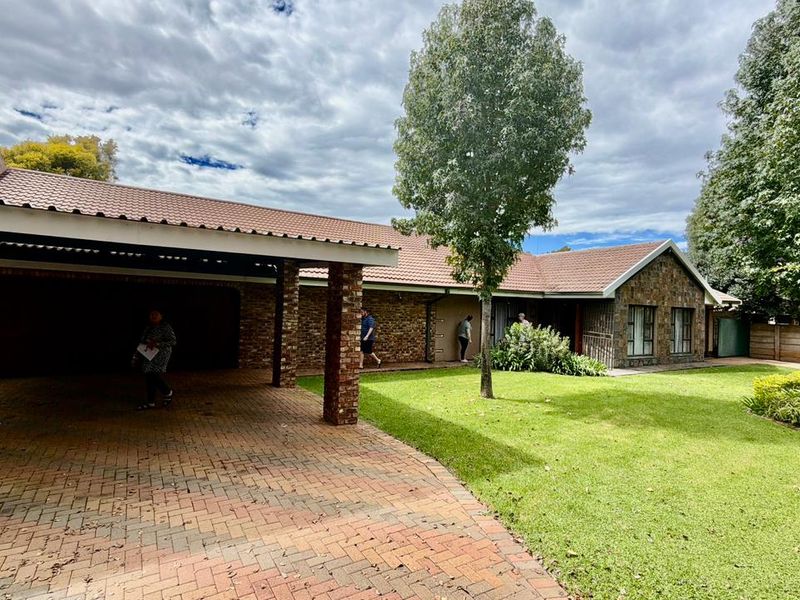 4 Bedroom House for sale in Stilfontein  - Photo 2