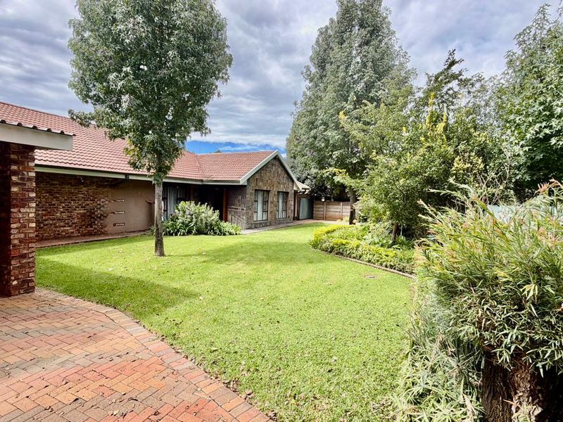 4 Bedroom House for sale in Stilfontein  - Photo 4