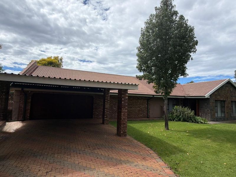 4 Bedroom House for sale in Stilfontein  - Photo 1
