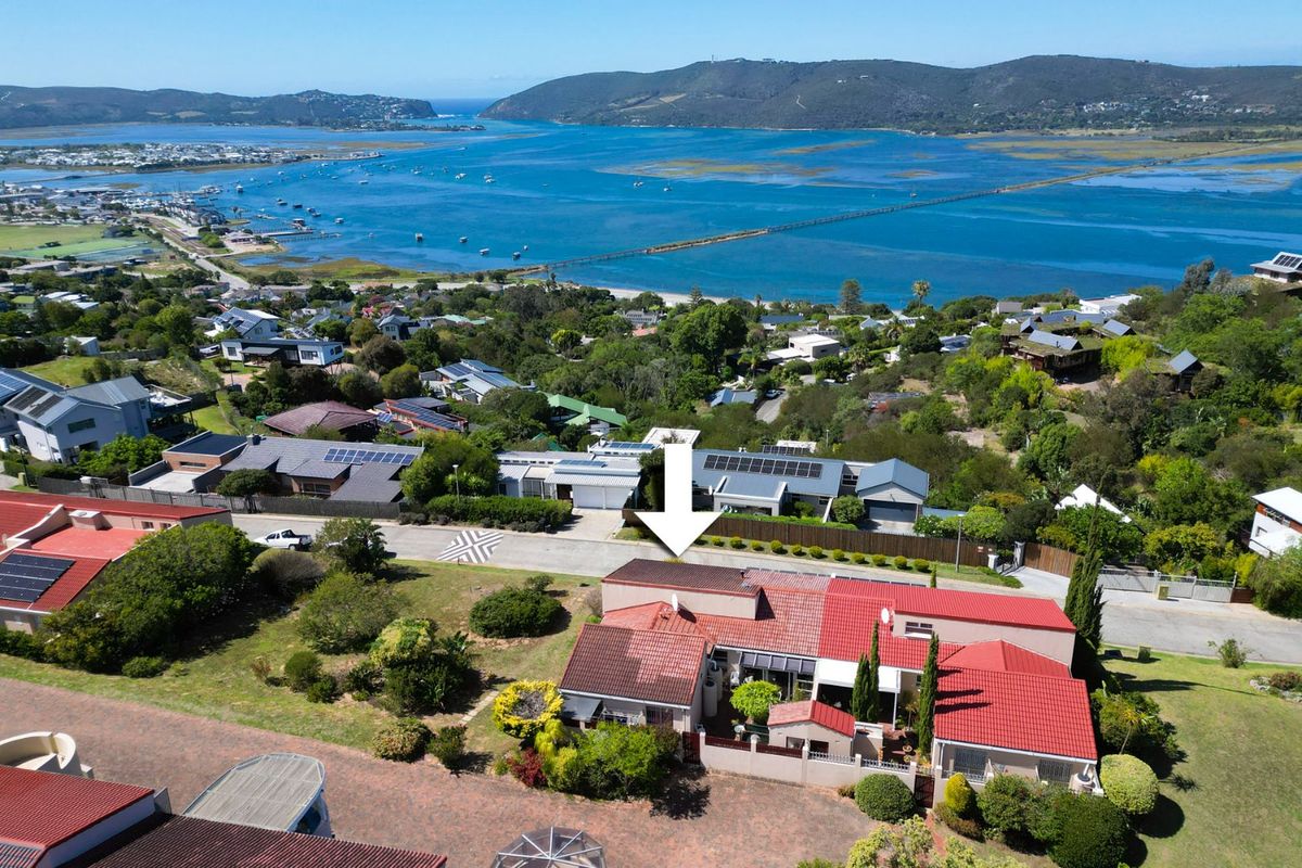 Uncomplicated Pet Friendly complex with beautiful views through the Heads.  - Photo 2