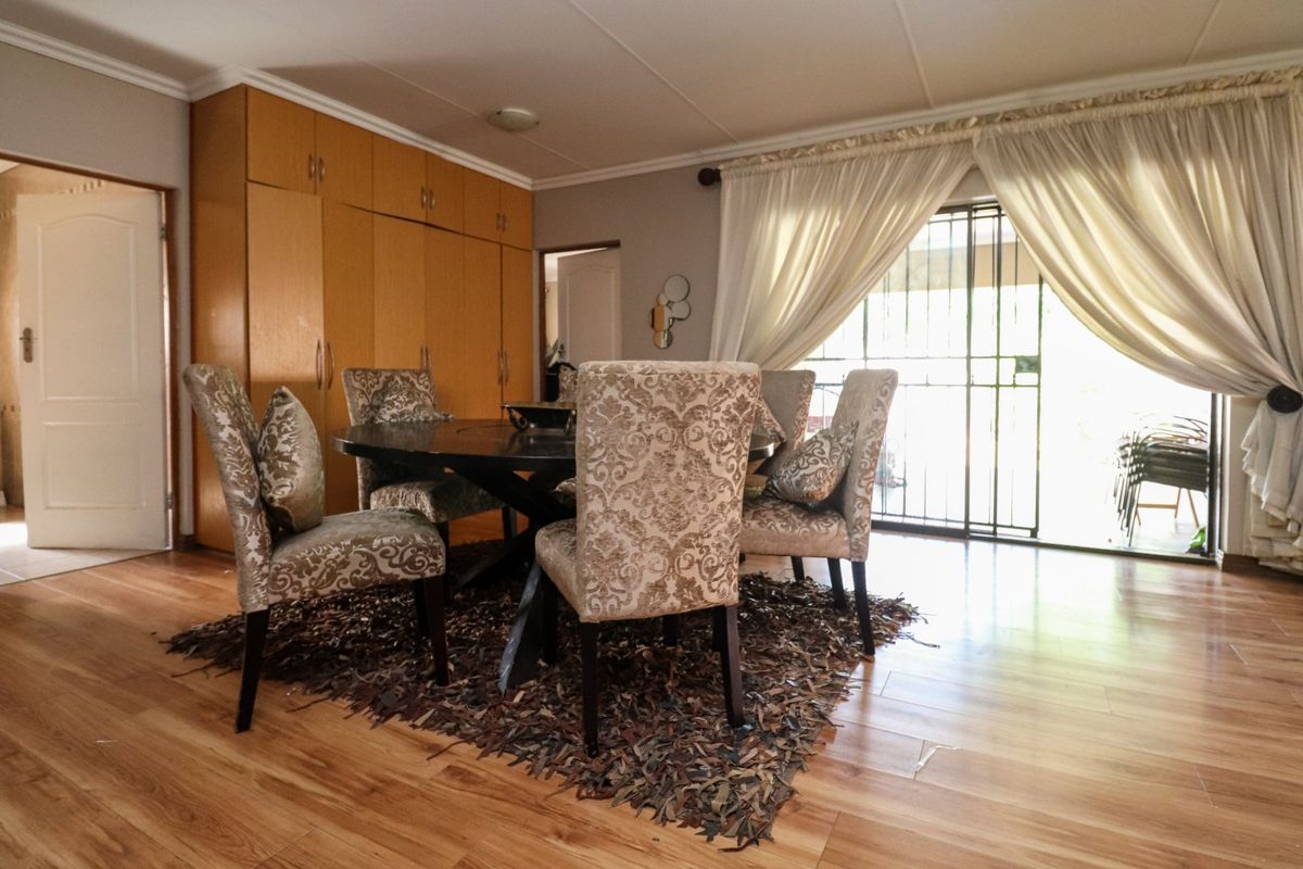 SPACIOUS FULL TITLE TOWNHOUSE WITH SPLASH POOL - Photo 2