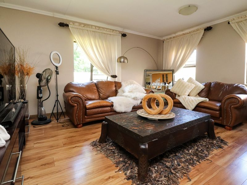 SPACIOUS FULL TITLE TOWNHOUSE WITH SPLASH POOL - Photo 9