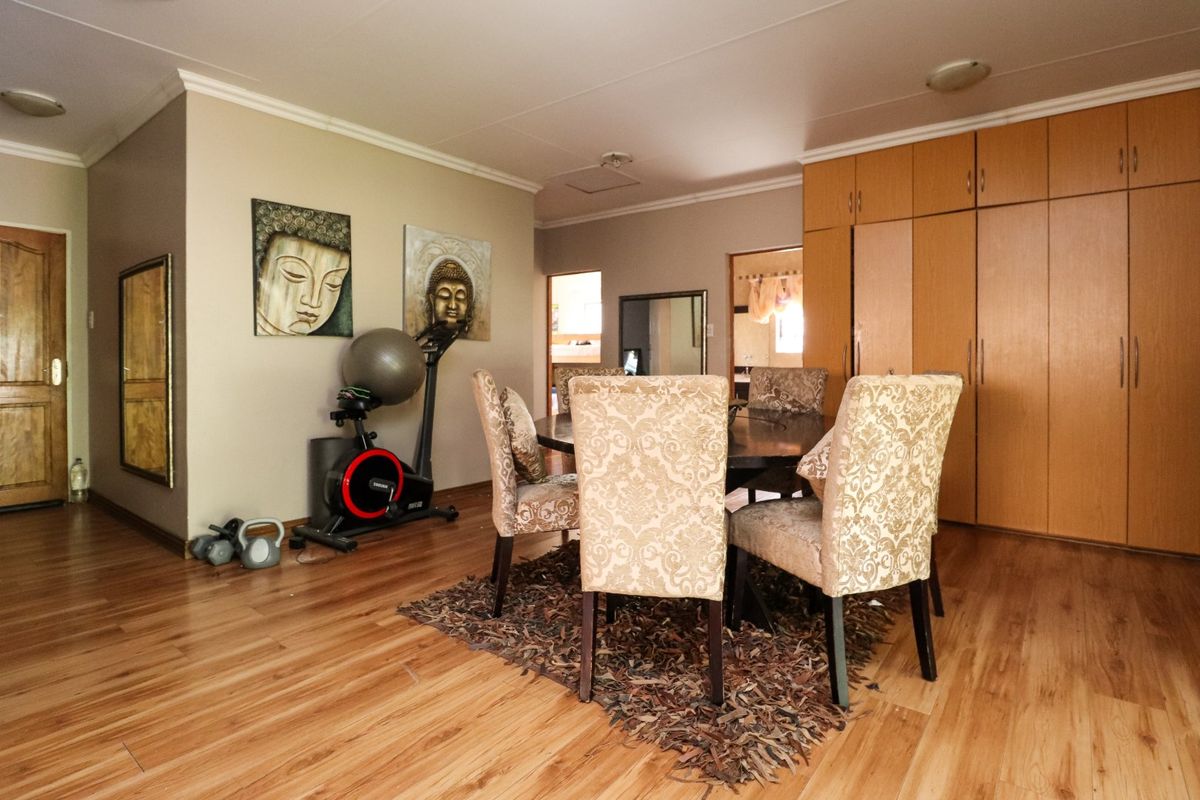 SPACIOUS FULL TITLE TOWNHOUSE WITH SPLASH POOL - Photo 3