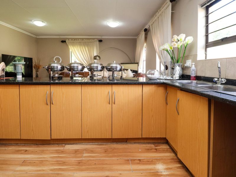 SPACIOUS FULL TITLE TOWNHOUSE WITH SPLASH POOL - Photo 7