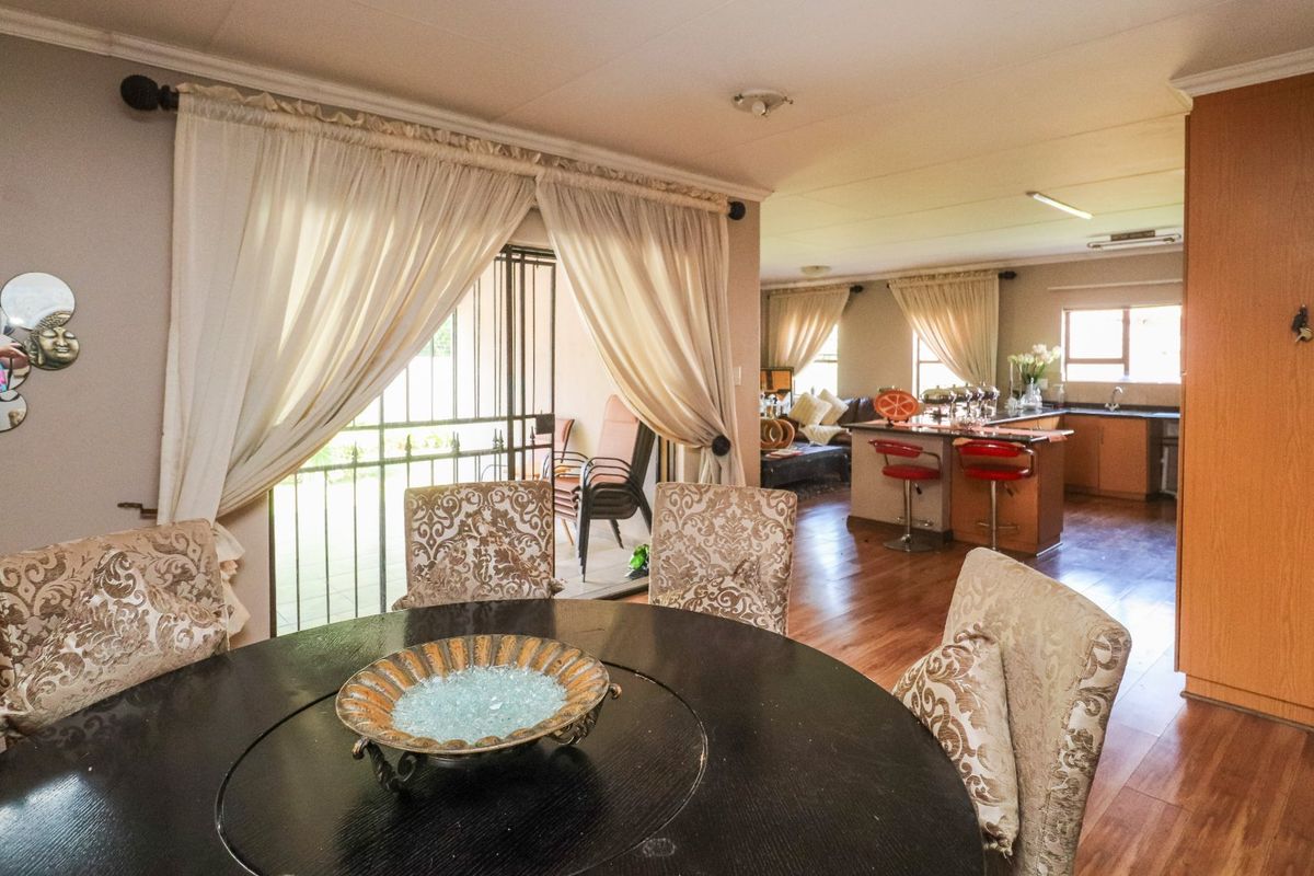 SPACIOUS FULL TITLE TOWNHOUSE WITH SPLASH POOL - Photo 4