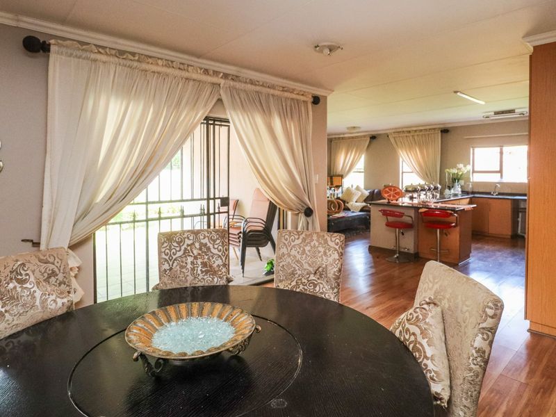 SPACIOUS FULL TITLE TOWNHOUSE WITH SPLASH POOL - Photo 4