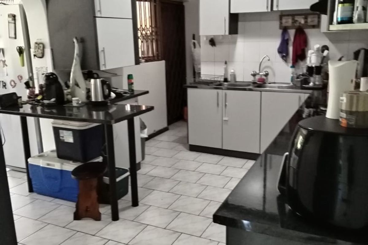 Spacious Family Home with Granny Flat in Camperdown - Photo 5