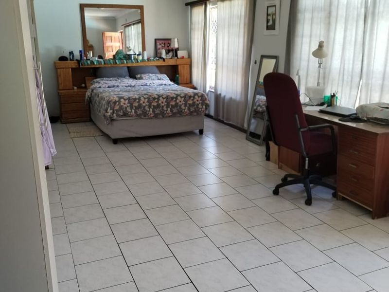 Spacious Family Home with Granny Flat in Camperdown - Photo 6