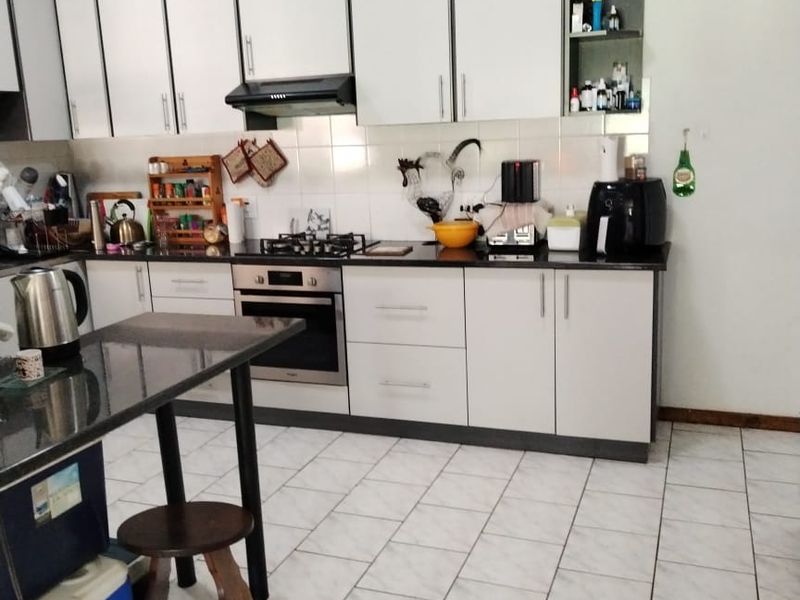 Spacious Family Home with Granny Flat in Camperdown - Photo 7