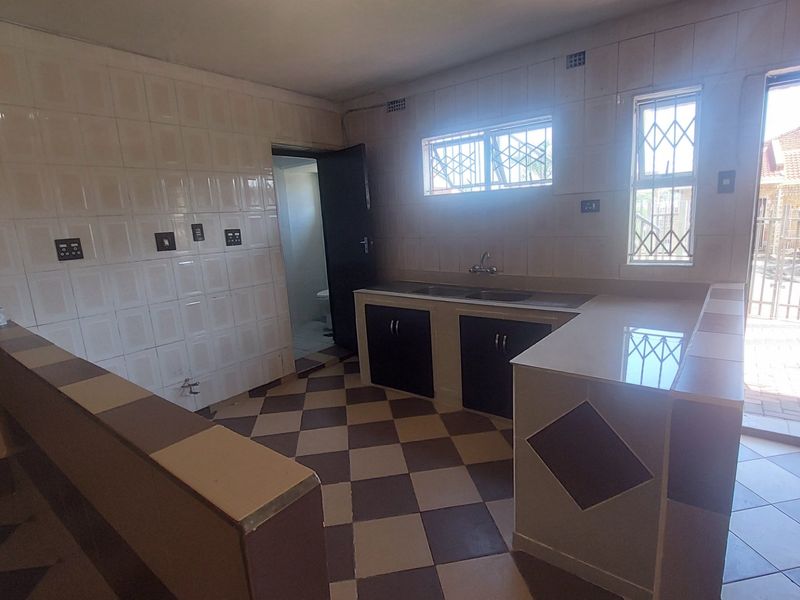 Basement for rent in Arena Park - Photo 2