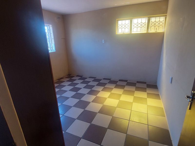 Basement for rent in Arena Park - Photo 9