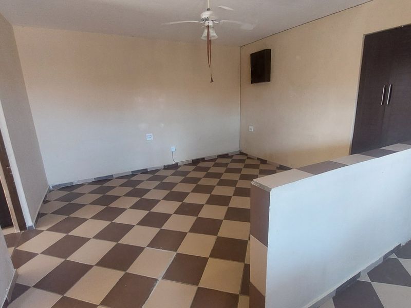 Basement for rent in Arena Park - Photo 8