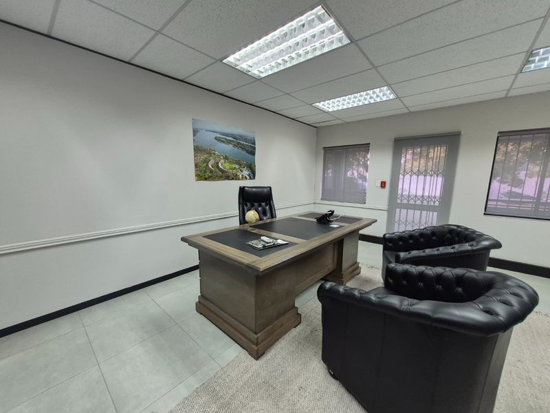Immaculate Ground Floor Office Suite in Prestigious Bryanston Gate Office Park - Photo 7