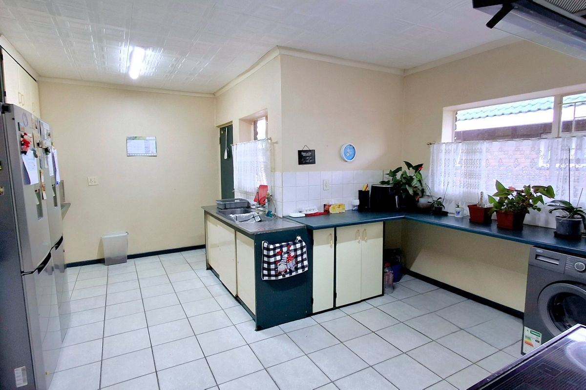 Low-Maintenance 4-Bedroom Face Brick Family Home with Two One-Bedroom Flatlets  - Photo 5