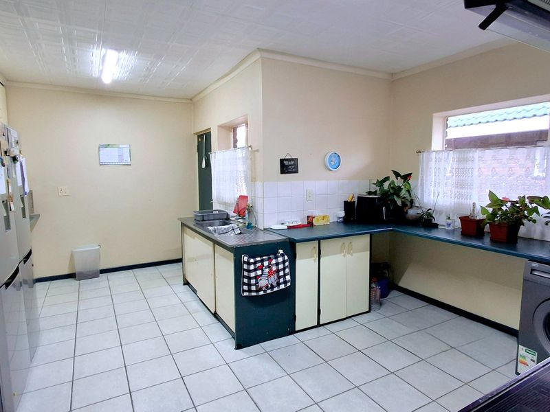 Low-Maintenance 4-Bedroom Face Brick Family Home with Two One-Bedroom Flatlets  - Photo 5