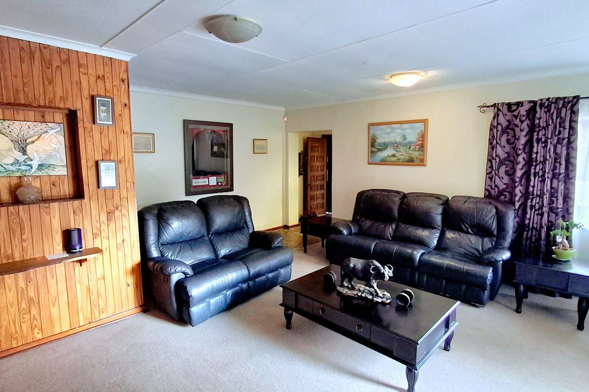 Low-Maintenance 4-Bedroom Face Brick Family Home with Two One-Bedroom Flatlets  - Photo 2