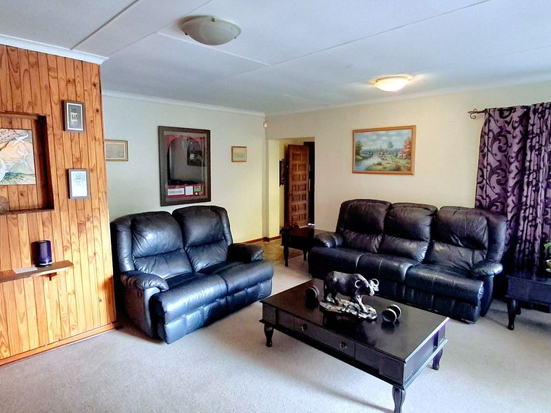 Low-Maintenance 4-Bedroom Face Brick Family Home with Two One-Bedroom Flatlets  - Photo 2