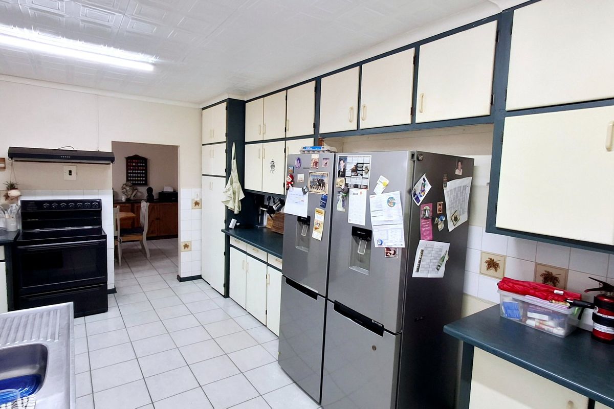 Low-Maintenance 4-Bedroom Face Brick Family Home with Two One-Bedroom Flatlets  - Photo 3