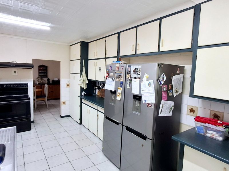 Low-Maintenance 4-Bedroom Face Brick Family Home with Two One-Bedroom Flatlets  - Photo 3