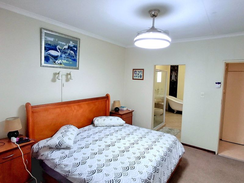 Low-Maintenance 4-Bedroom Face Brick Family Home with Two One-Bedroom Flatlets  - Photo 9