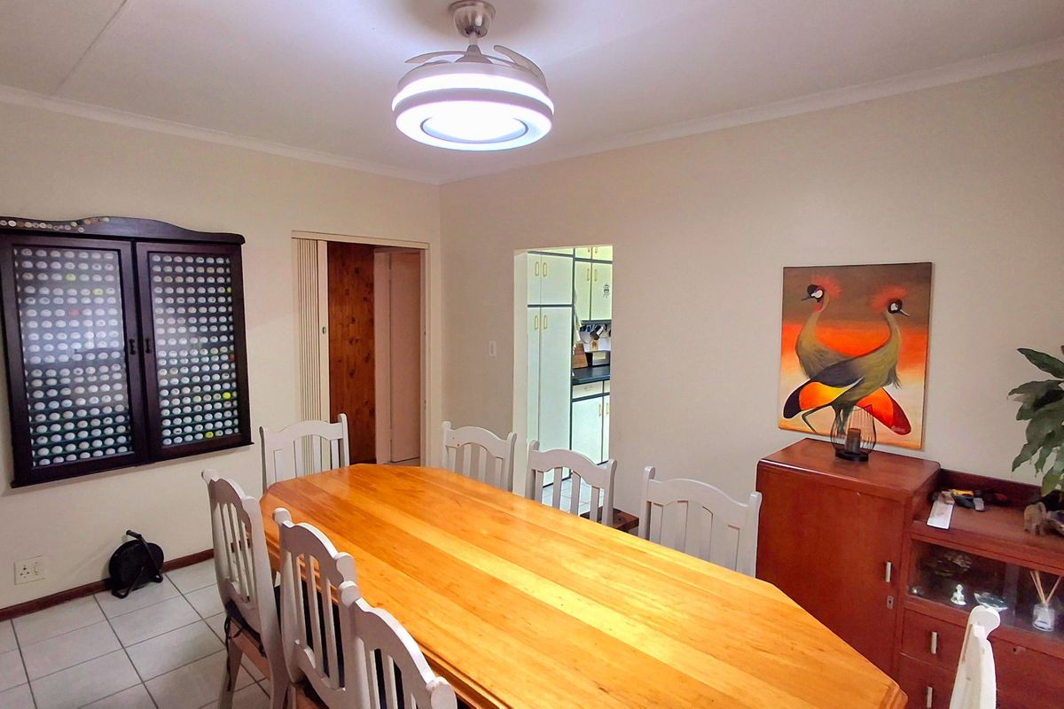Low-Maintenance 4-Bedroom Face Brick Family Home with Two One-Bedroom Flatlets  - Photo 4