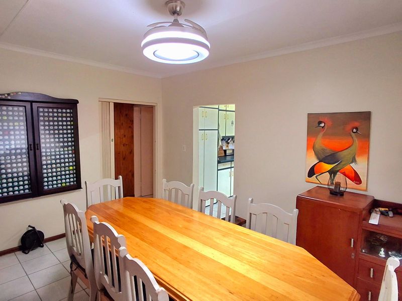 Low-Maintenance 4-Bedroom Face Brick Family Home with Two One-Bedroom Flatlets  - Photo 4