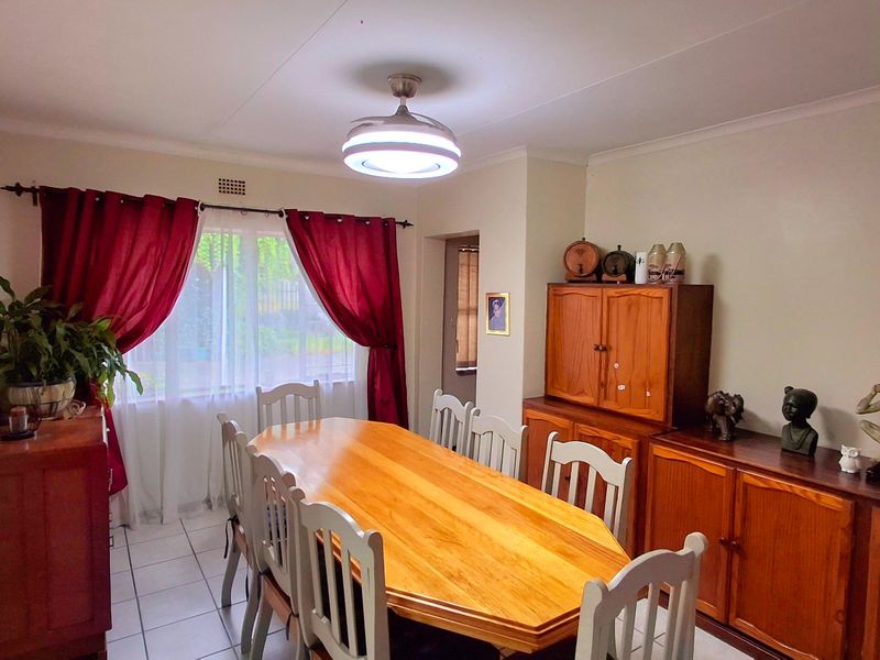 Low-Maintenance 4-Bedroom Face Brick Family Home with Two One-Bedroom Flatlets  - Photo 7