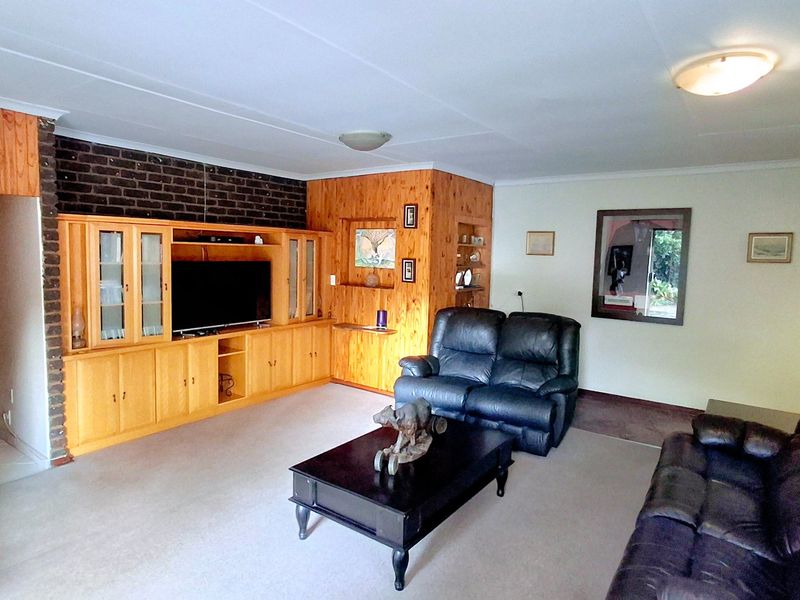 Low-Maintenance 4-Bedroom Face Brick Family Home with Two One-Bedroom Flatlets  - Photo 6