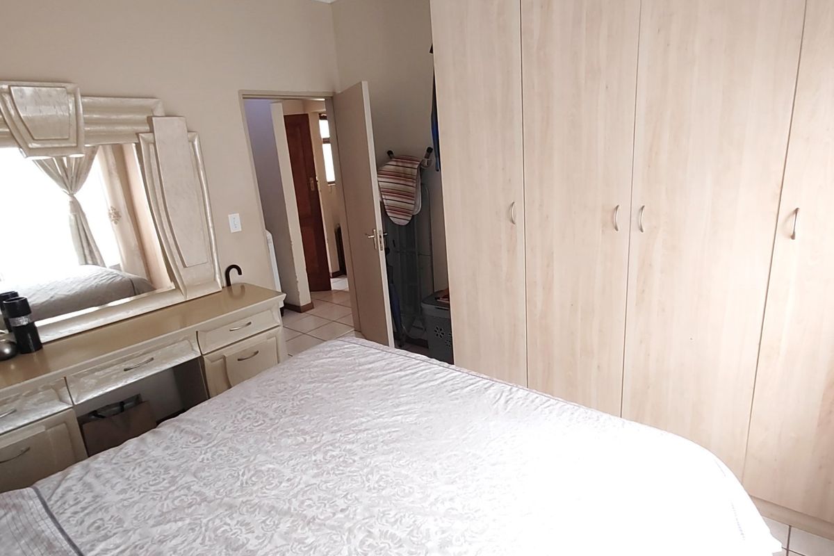 Stylish First Floor Apartment Lock-Up-And-Go - Photo 3